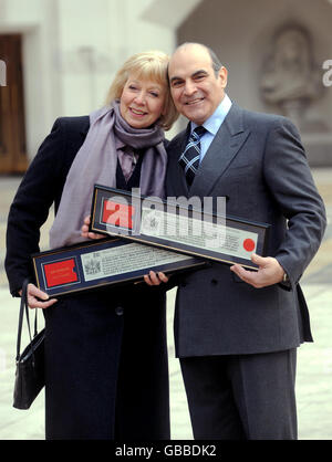 L'acteur David Suchet reçoit la liberté de la ville de Londres avec sa femme, Sheila, au Guildhall de l'est de Londres. Banque D'Images