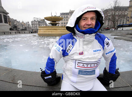 l'explorateur de l'Arctique Pen Meadow se trouve à Trafalgar Square à Londres, avant sa dernière expédition dans l'Arctique avec le Catlin Arctic Survey pour recueillir des données scientifiques non enregistrées sur le continent. La fontaine et les eaux environnantes de Trafalgar Square ont gelé en raison des températures de congélation. Banque D'Images