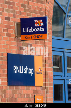 De sauvetage de la RNLI shop inscrivez-vous à l'extérieur de la station de sauvetage sur le front de mer de Blackpool, lancashire, uk Banque D'Images