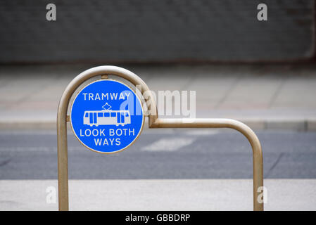 Regardez des deux côtés de tramway panneau d'avertissement sur le bord du tramway sur la promenade de Blackpool, lancashire, uk Banque D'Images