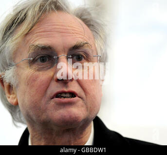 Le professeur Richard Dawkins parle lors du lancement d'une campagne athée à Kensington Gardens, Londres. La première campagne athée du Royaume-Uni est lancée aujourd'hui comme le slogan « il n'y a probablement pas de Dieu. Maintenant, arrêtez de vous inquiéter et profitez de votre vie" est exposé sur 800 bus, 1000 affiches sur le métro et deux grands écrans sur Oxford Street Banque D'Images