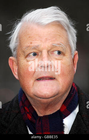 Bruce Kent, militant pour la paix, prononce une protestation devant l'ambassade des États-Unis à Londres contre le centre de détention américain de Guantanamo Bay, à Cuba. Banque D'Images