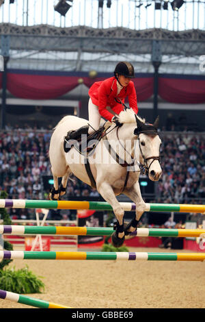 Ellen Whitaker, de Grande-Bretagne, de la circonscription de Ladina B, remporte conjointement le BIC Select six Bar lors du London International Horse Show à Olympia, Londres. Banque D'Images