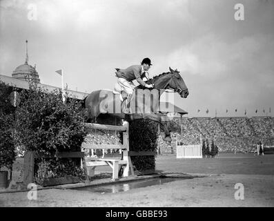 Equestrian - Jeux Olympiques de Londres 1948 - Grand Prix (saut). Harry Llewellyn de Grande-Bretagne sur Foxhunter Banque D'Images