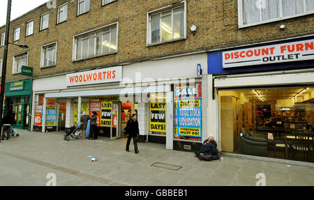 Un magasin Woolworths à Bethnal Green Road, est de Londres. Banque D'Images