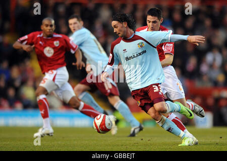 Chris Eagles de Burnley en action contre Bradley Orr de Bristol City (à droite). Banque D'Images