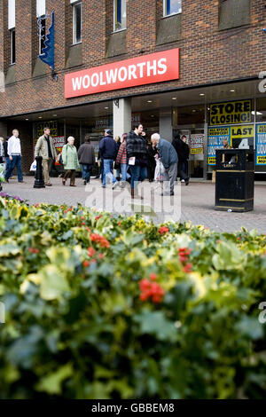 Vue générale de l'avant d'un magasin Woolworths à Hanley, Stoke-on-Trent, peu avant la fermeture. 7-9 marché supérieur Sq Stoke-on-Trent, ST1 1PY Banque D'Images