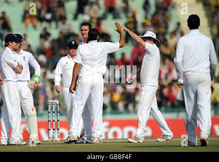 Monty Panesar est félicité après qu'il a attrapé et Bowled MS Dhoni pour 0 pendant la cinquième journée du deuxième test au Punjab Cricket Association Stadium, Mohali, Inde. Banque D'Images