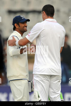 Mme Dhoni parle avec Kevin Pietersen alors que les joueurs quittent le terrain après la clôture du match le cinquième jour du deuxième test au Punjab Cricket Association Stadium, Mohali, Inde. Banque D'Images