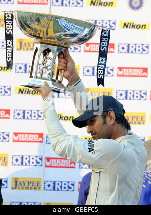 Mme Dhoni pose avec le trophée RBS après la clôture du match le cinquième jour du deuxième test au stade de l'Association de cricket du Punjab, Mohali, Inde. Banque D'Images