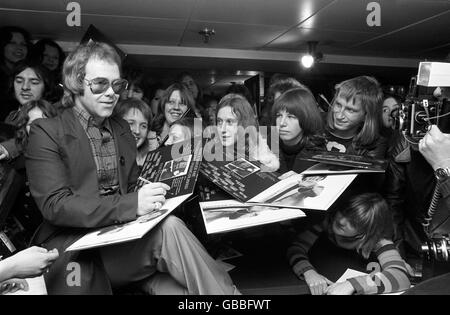 Elton John signe des copies de son nouvel album, 'ne pas me tirer Je suis seulement le Piano Player' à la Noel Edmonds Record Shop, Chelsea. Banque D'Images