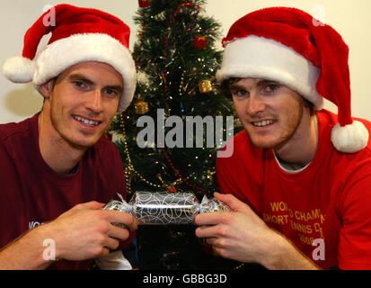 Tennis jouant les frères Andy et Jamie Murray (à droite) tirer un Cracker de Noël pendant une pause de jouer au tennis en éponge avec leurs amis, car les deux frères sont à la maison en Écosse pour Noël et le nouvel an. Banque D'Images