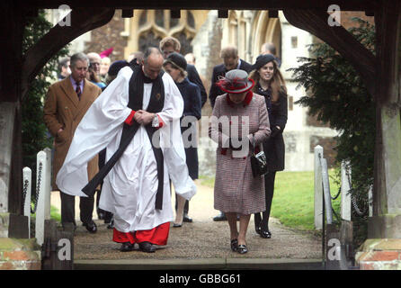 La reine Elizabeth II de Grande-Bretagne dirige des membres de la famille royale avec le recteur de Sandringham, le Rév Jonathan Riviere, après un service d'église le jour de Noël sur la propriété de la reine à l'église St Mary Magdalene, près de la maison de Sandringham à Norfolk. Banque D'Images