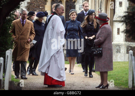 La reine Elizabeth II de Grande-Bretagne dirige des membres de la famille royale avec le recteur de Sandringham, le Rév Jonathan Riviere, après un service d'église le jour de Noël sur la propriété de la reine à l'église St Mary Magdalene, près de la maison de Sandringham à Norfolk. Banque D'Images