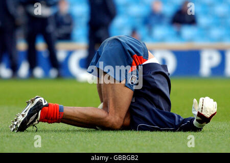 Soccer - FA Barclaycard Premiership - Manchester City / Blackburn Rovers.David James, gardien de but de Manchester City, se réchauffe avant le match Banque D'Images