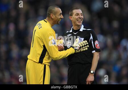 Le gardien de but de Tottenham Hotspur Heurelho Gomes plaisante avec l'arbitre Steve Tanner pendant le jeu Banque D'Images