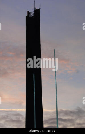 Rugby Union - Guinness Premiership - Northampton Saints / Harlequins - Franklin's Gardens.L'Express Lift Tower est tachée au coucher du soleil derrière les Franklin's Gardens Banque D'Images