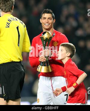 Football - Barclays Premier League - Manchester United / Middlesbrough - Old Trafford.Cristiano Ronaldo de Manchester United avec le trophée de la coupe du monde du club de la FIFA avant le lancement Banque D'Images