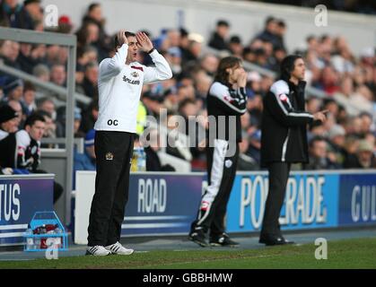 Owen Coyle, directeur de Burnley (à gauche), et Queens Park Rangers, directeur Paulo Sousa (à droite) sur la ligne de contact Banque D'Images