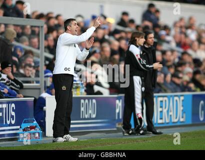 Owen Coyle, directeur de Burnley (à gauche), crie des instructions pendant que Queens Park Le Manager des Rangers Paulo Sousa (à droite) et son assistant Gareth Ainsworth discutez des tactiques Banque D'Images