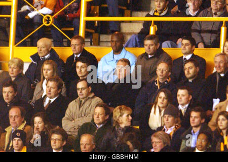 Soccer - FA Barclaycard Premiership - Wolverhampton Wanderers / Liverpool.La nouvelle signature Carl Cort de Wolverhampton Wanderers regarde l'action depuis les stands Banque D'Images