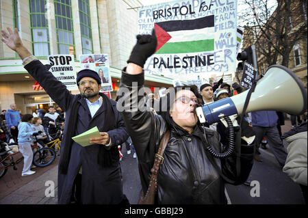 Les manifestants chantent lors d'un rassemblement alors qu'ils marchent dans le centre de Bristol pour protester contre les attentats à la bombe à Gaza au Moyen-Orient. Banque D'Images