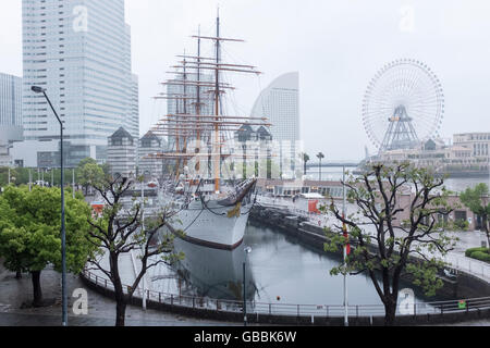 Une vue de la Nippon Maru bateau musée et le Cosmo Clock 21 grande roue à Yokohama, Japon Banque D'Images