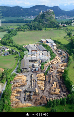 VUE AÉRIENNE.Scierie avec le château médiéval perché de Hochosterwitz au loin.Hochosterwitz, Carinthie, Autriche. Banque D'Images