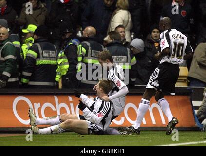 Le Kris Commons du comté de Derby (sur le terrain) célèbre avec ses coéquipiers après avoir marquant le but d'ouverture du match. Banque D'Images