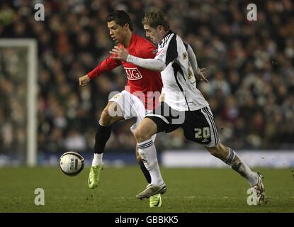 Football - Carling Cup - demi-finale - First Leg - Derby County v Manchester United - Pride Park.Cristiano Ronaldo (à gauche) de Manchester United et Steve Davies, du comté de Derby, se battent pour le ballon. Banque D'Images