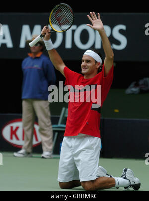 Roger Federer, de Suisse, célèbre la défaite de Marat Safinin, de Russie Lors de la finale de l'Open d'Australie Banque D'Images