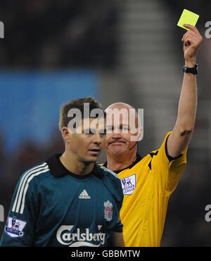 L'arbitre Lee Mason montre Steven Gerrard de Liverpool la carte jaune. Banque D'Images