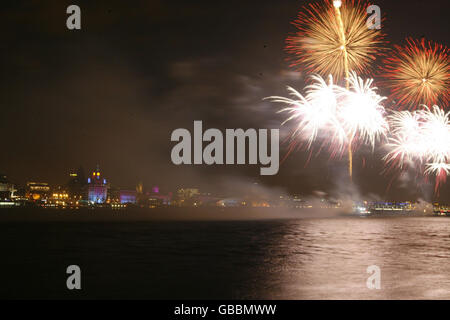 Les feux d'artifice explosent au-dessus de la rivière Mersey, éclairant les gratte-ciel de Liverpool alors que le rideau tombe sur l'année de Liverpool en tant que capitale européenne de la culture. Banque D'Images