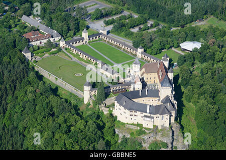 VUE AÉRIENNE.Château Renaissance sur un éperon rocheux au-dessus de la vallée de la rivière Kamp.Château de Rosenburg, quartier de la Corne, Basse-Autriche, Autriche. Banque D'Images