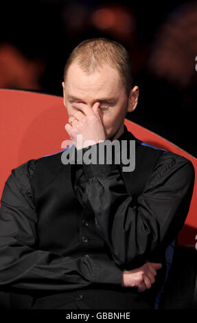 Snooker - Masters 2009 - Premier jour - Wembley Arena.Graeme Dott tient sa tête dans la main pendant les Masters à Wembley Arena, Londres. Banque D'Images