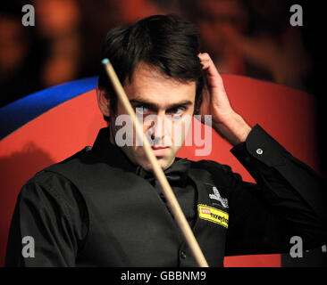 Snooker - Masters 2009 - Premier jour - Wembley Arena.Ronnie O'Sullivan se penche contre Joe Perry lors des Masters à Wembley Arena, Londres. Banque D'Images