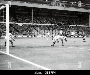 Helmut Haller (deuxième r) d'Allemagne de l'Ouest tire son premier but après les Gordon Banks (l) d'Angleterre, Ray Wilson (troisième l), Jack Charlton (c) et Bobby Moore (troisième r), comme le regardent Bobby Charlton (r) d'Angleterre et Wolfgang Overath (deuxième l) d'Allemagne de l'Ouest Banque D'Images