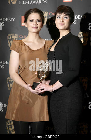 De gauche à droite : Hayley Atwell et Gemma Arterton annoncent les nominations de BAFTA au BAFTA à Piccadilly, dans le centre de Londres. Banque D'Images