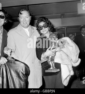 The Daddy of Rock, le chanteur américain Bill Haley et sa femme Martha. Le couple a pris l'avion de Bruxelles, en Belgique, avec une réplique géante de la célèbre fontaine pour garçons, en route vers Los Angeles. Banque D'Images