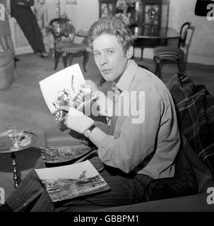 Le chanteur de pop Mark Wynter montre avec une main banée des photos de presse du Boeing 707 BOAC, un avion de ligne en direction de l'Australie, dans lequel il était passager, lorsqu'il s'est écrasé à l'aéroport de Heathrow peu après le décollage. Banque D'Images