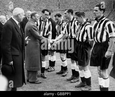 Joe Harvey, capitaine de Newcastle United (quatrième l), présente le roi George VI (troisième l) à son équipe avant le match, comme le président du FA, Stanley Rous (deuxième l), l'examine. Les autres joueurs Unis sont (l-r) Jack Fairbeer (à moitié caché), Bobby Cowell, Jackie Milburn (mains tremblantes), Bob Corbett et Bobby Mitchell Banque D'Images