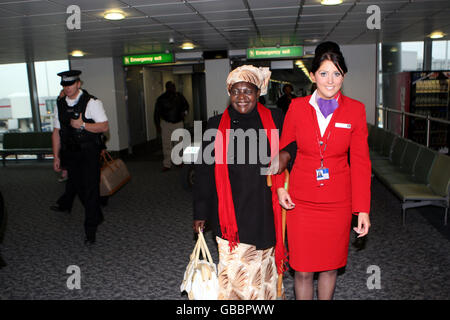 Kezia Obama, la belle-mère de Barack Obama (au centre) à l'aéroport d'Heathrow avant de partir pour Washington DC, où elle va voir son beau-fils devenir le nouveau président des États-Unis. Banque D'Images