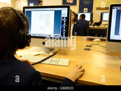 Élève de la suite INFORMATIQUE du Heath Park Business and Enterprise College, Wolverhampton, qui a été nommé l'école la plus améliorée d'Angleterre, selon les classements. Banque D'Images