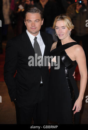 Leonardo DiCaprio (à gauche) et Kate Winslet arrivent pour la première britannique de la route révolutionnaire à l'Odeon Leicester Square, Londres. Banque D'Images