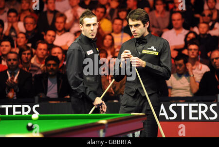 Snooker - The Masters 2009 - huitième jour - Wembley Arena.Mark Selby (à gauche) et Ronnie O'Sullivan lors de la finale des maîtres à Wembley Arena, Londres. Banque D'Images