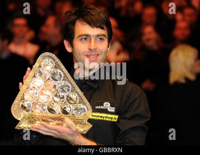 Ronnie O'Sullivan célèbre après avoir remporté la finale des Masters au Wembley Arena, Londres. Banque D'Images