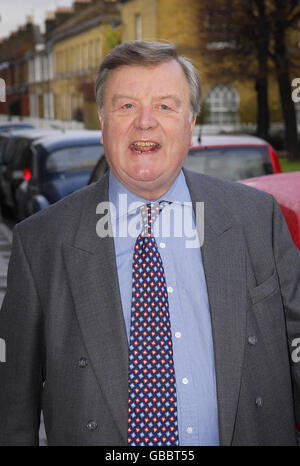 L'ancien chancelier Ken Clarke quitte sa maison à Londres, après avoir confirmé qu'il avait accepté le poste de secrétaire d'entreprise fantôme. Banque D'Images