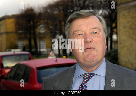 L'ancien chancelier Ken Clarke quitte sa maison à Londres, après avoir confirmé qu'il avait accepté le poste de secrétaire d'entreprise fantôme. Banque D'Images