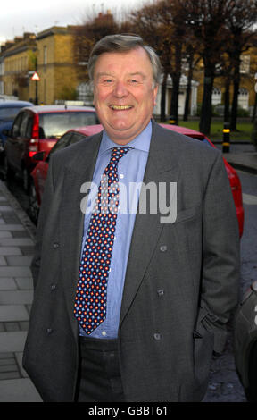 L'ancien chancelier Ken Clarke quitte sa maison à Londres, après avoir confirmé qu'il avait accepté le poste de secrétaire d'entreprise fantôme. Banque D'Images