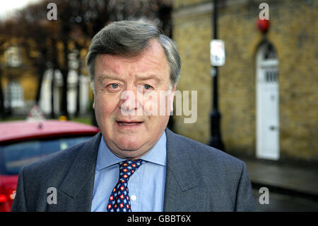 L'ancien chancelier Ken Clarke quitte sa maison à Londres, après avoir confirmé qu'il avait accepté le poste de secrétaire d'entreprise fantôme. Banque D'Images